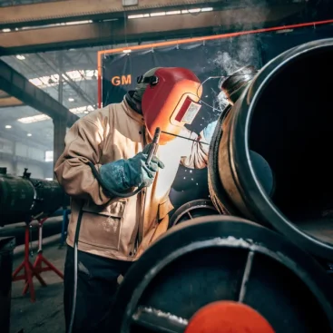 soldador en el curso de soldadura gratuito emcan